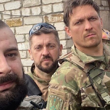 “Usyk candidly shares about his trip to the frontline: ‘I saw enemies through binoculars, they were 900 meters away'”